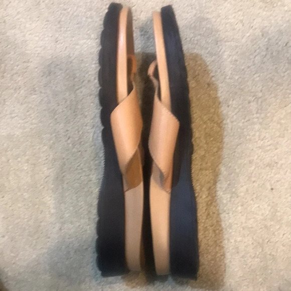 Covington Tan Leather Upper Thong Sandals with 2 inch heel w/Footbed-Size 10M - Picture 4 of 7